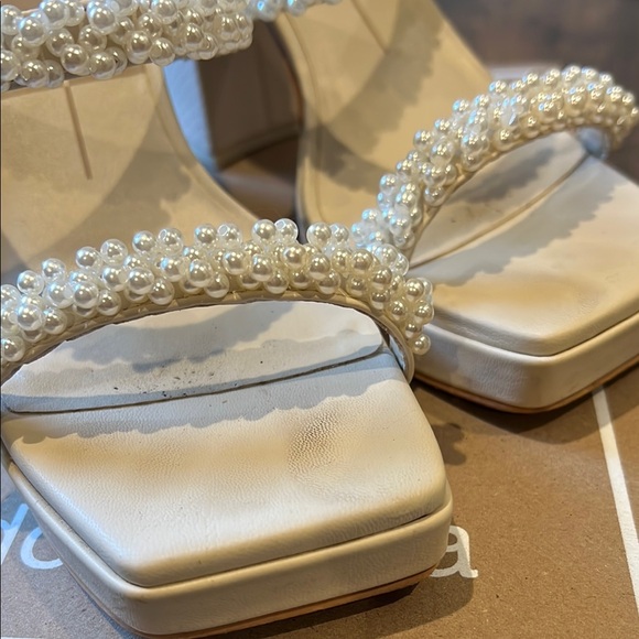 Dolce Vita Cream Heels with Chunky Design - Picture 5 of 6